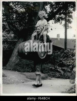 1953 - bullige Schönheit 21-jährige starkes Mädchen ALICE PENFOLD, das Dorf von Bury, nahe Pulborough, Sussox, ist das stärkste härtesten Mädchen für Meilen herum, obwohl ihr hübsches Gesicht, wohlgeformte Figur und langen, blonden Haare. Im Alter von 15 Jahren war sie ein Schwächling - jetzt sie Telefonbücher in Hälfte Rippen kann, heben Sie ihren Kopf mit 56 lb Wrights zum Jahresende ihren Zöpfen gebunden, und heben Sie ihre 10st. 61 b Schwester mit den Zähnen. Alico entwickelt ihre Stärke an ihres Vaters Kleinbetrieb Arbeiten sammeln Moos von den Sackland für Covent Garden. Sie wurde durch die Sackload für Covent Garden. (Kredit-Bild: © Stockfoto