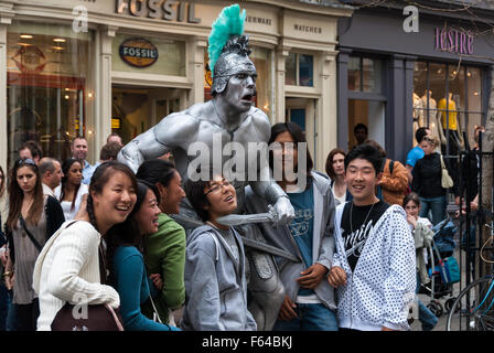 Eine Straße Künstler unterhält Touristen am 9. April 2007 in Covent Garden, London, UK. Stockfoto