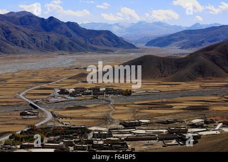 Blick aus einem geschlossenen Kloster über Chong Chu-Fluss Tal über mehrere bäuerlichen Weiler flussabwärts von Sakya-grau Boden Stadt-Tibet Stockfoto