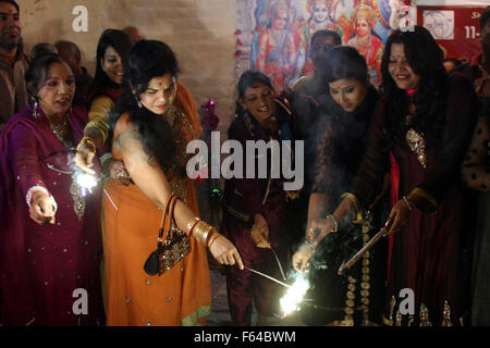 Lahore, Pakistan Lahore. 11. November 2015. Pakistanische Hindus spielen mit Feuerwerk, Diwali, das hinduistische Lichterfest, im östlichen Pakistan Lahore, am 11. November 2015 zu feiern. Bildnachweis: Jamil Ahmed/Xinhua/Alamy Live-Nachrichten Stockfoto