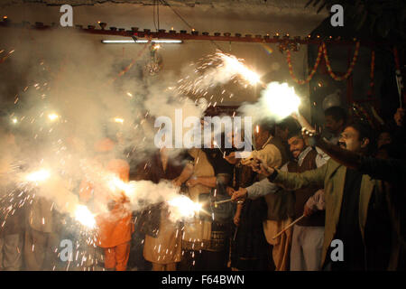 Lahore, Pakistan Lahore. 11. November 2015. Pakistanische Hindus spielen mit Feuerwerk, Diwali, das hinduistische Lichterfest, im östlichen Pakistan Lahore, am 11. November 2015 zu feiern. Bildnachweis: Jamil Ahmed/Xinhua/Alamy Live-Nachrichten Stockfoto