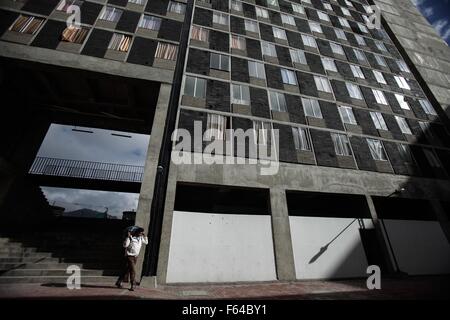 Bogota. 10. November 2015. Bild aufgenommen am 10. November 2015 zeigt einen Mann zu Fuß außerhalb eines Mehrfamilienhauses an der "Plaza De La Hoja" in der Stadt Bogota, Kolumbien. Das Wohnprojekt "Plaza De La Hoja", Teil des District Development Plan 2012-2016, profitierte 457 Familien, die die Kolumbianer bewaffneter Konflikt zum Opfer fielen. © Jhon Paz/Xinhua/Alamy Live-Nachrichten Stockfoto