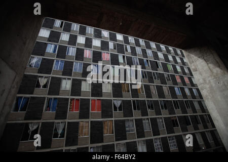 Bogota. 10. November 2015. Bild aufgenommen am 10. November 2015 zeigt das äußere eines Mehrfamilienhauses an der "Plaza De La Hoja" in der Stadt Bogota, Kolumbien. Das Wohnprojekt "Plaza De La Hoja", Teil des District Development Plan 2012-2016, profitierte 457 Familien, die die Kolumbianer bewaffneter Konflikt zum Opfer fielen. © Jhon Paz/Xinhua/Alamy Live-Nachrichten Stockfoto