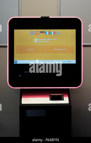 eine digitale Währung Bitcoin atm England uk Stockfoto