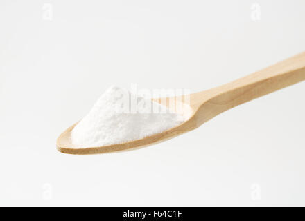 Löffel des Kochens Soda auf weißem Hintergrund Stockfoto
