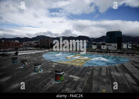 Bogota. 10. November 2015. Bild aufgenommen am 10. November 2015 zeigt einen kleinen Platz "Plaza De La Hoja" in der Stadt Bogota, Kolumbien. Das Wohnprojekt "Plaza De La Hoja", Teil des District Development Plan 2012-2016, profitierte 457 Familien, die die Kolumbianer bewaffneter Konflikt zum Opfer fielen. © Jhon Paz/Xinhua/Alamy Live-Nachrichten Stockfoto