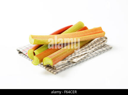 frischen Rhabarber ergibt sich auf kariertes Geschirrtuch Stockfoto