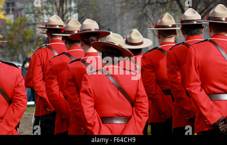 Montreal, Kanada. 11. November 2015. Remembrance Day Feierlichkeiten an der McGill University in Montreal, que, 11. November 2015. Bildnachweis: Lee Brown/Alamy Live-Nachrichten Stockfoto