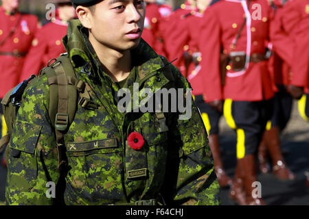 Montreal, Kanada. 11. November 2015. Remembrance Day Feierlichkeiten an der McGill University in Montreal, que, 11. November 2015. Bildnachweis: Lee Brown/Alamy Live-Nachrichten Stockfoto