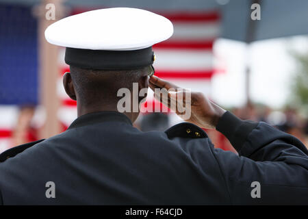 San Antonio, Texas, USA. 11. November 2015. Ein Seemann grüßt die amerikanische Flagge bei Veterans Day Feierlichkeiten in Fort Sam Houston National Cemetery in San Antonio, Texas. Mehrere hundert Menschen nahmen an der Zeremonie, jährlich gehalten, um Veteranen der US-Streitkräfte zu gedenken. Bildnachweis: Michael Silber/Alamy Live-Nachrichten Stockfoto