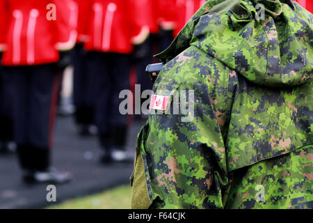 Montreal, Kanada. 11. November 2015. Remembrance Day Feierlichkeiten an der McGill University in Montreal, que, 11. November 2015. Bildnachweis: Lee Brown/Alamy Live-Nachrichten Stockfoto