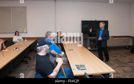 Emporia, Kansas, USA, 11. November 2015 Kongreßabgeordnetes Tim Huelskamp (R -KS) führt ein Rathaus Treffen Credit: Mark Reinstein Stockfoto