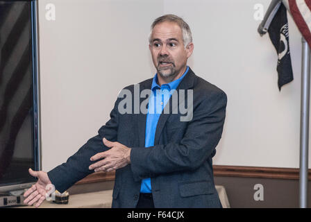 Emporia, Kansas, USA, 11. November 2015 Kongreßabgeordnetes Tim Huelskamp (R -KS) führt ein Rathaus Treffen Credit: Mark Reinstein Stockfoto