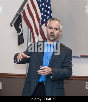 Emporia, Kansas, USA, 11. November 2015 Kongreßabgeordnetes Tim Huelskamp (R -KS) führt ein Rathaus Treffen Credit: Mark Reinstein Stockfoto