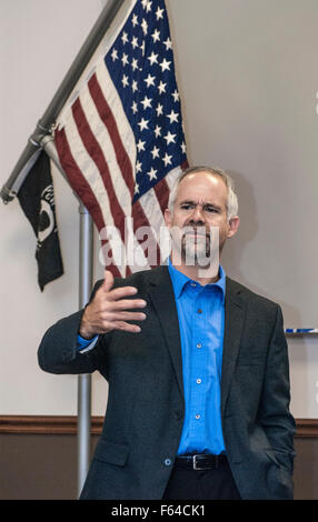 Emporia, Kansas, USA, 11. November 2015 Kongreßabgeordnetes Tim Huelskamp (R -KS) führt ein Rathaus Treffen Credit: Mark Reinstein Stockfoto