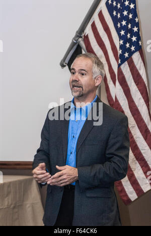 Emporia, Kansas, USA, 11. November 2015 Kongreßabgeordnetes Tim Huelskamp (R -KS) führt ein Rathaus Treffen Credit: Mark Reinstein Stockfoto