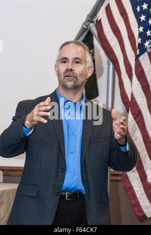 Emporia, Kansas, USA, 11. November 2015 Kongreßabgeordnetes Tim Huelskamp (R -KS) führt ein Rathaus Treffen Credit: Mark Reinstein Stockfoto