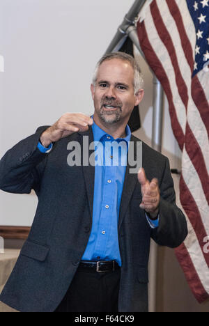 Emporia, Kansas, USA, 11. November 2015 Kongreßabgeordnetes Tim Huelskamp (R -KS) führt ein Rathaus Treffen Credit: Mark Reinstein Stockfoto