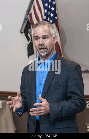 Emporia, Kansas, USA, 11. November 2015 Kongreßabgeordnetes Tim Huelskamp (R -KS) führt ein Rathaus Treffen Credit: Mark Reinstein Stockfoto