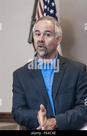 Emporia, Kansas, USA, 11. November 2015 Kongreßabgeordnetes Tim Huelskamp (R -KS) führt ein Rathaus Treffen Credit: Mark Reinstein Stockfoto