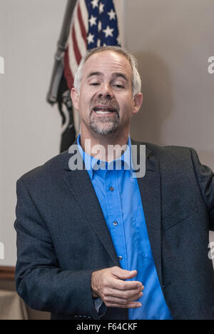 Emporia, Kansas, USA, 11. November 2015 Kongreßabgeordnetes Tim Huelskamp (R -KS) führt ein Rathaus Treffen Credit: Mark Reinstein Stockfoto