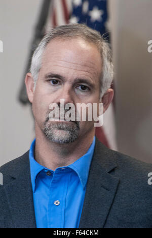 Emporia, Kansas, USA, 11. November 2015 Kongreßabgeordnetes Tim Huelskamp (R -KS) führt ein Rathaus Treffen Credit: Mark Reinstein Stockfoto