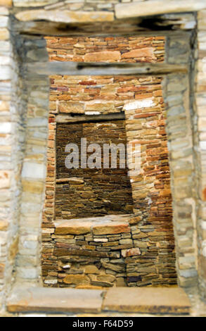 Ein Fenster in einem Fenster zieht Besucher in einer Suite Zimmer mit Verbindungstür im Pueblo Bonito, die größte der großen Häuser Chaco Stockfoto