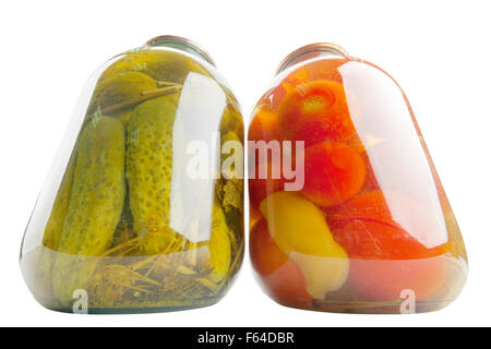 Eingemachte Gurken und Tomaten im Glas isoliert auf weiss Stockfoto