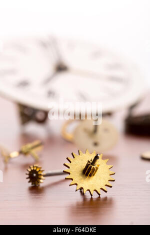 Viele Details der Uhr auf Holztisch Stockfoto