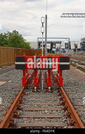 Eine neu installierte Reihe von Stop-Blöcken, die fest auf die Laufschienen unten rot lackiert und schwarz abheben aufgespannt Stockfoto