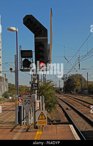 Signal SN284 setzte ein vier Aspekt Farbe Lichtsignal zeigt einen roten Aspekt neben der neuesten Relief-Linie an einer station Stockfoto