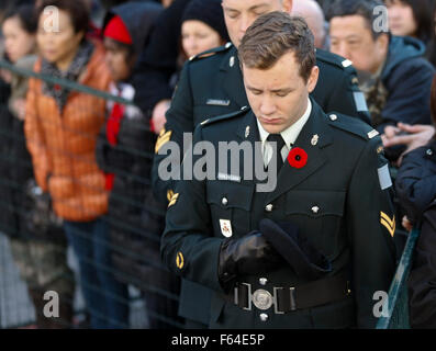 Vancouver, Kanada. 11. November 2015. Ein Soldat dauert einen Moment der Stille während der Erinnerung-Tag Zeremonie in Vancouver, Kanada, 11. November 2015. Tausende von Mitgliedern der Gemeinschaft zusammen mit Veteranen und Militärs nahm Teil in Erinnerung-Tag Zeremonie in der Innenstadt von Vancouver zu Ehren kanadischen Soldaten, die während des Krieges zu opfern. Bildnachweis: Liang Sen/Xinhua/Alamy Live-Nachrichten Stockfoto