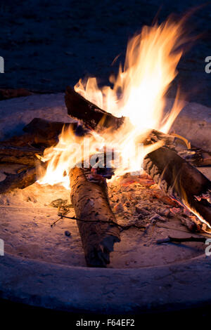 Kamin beim camping auf einer afrikanischen Safari in Botswana. Stockfoto