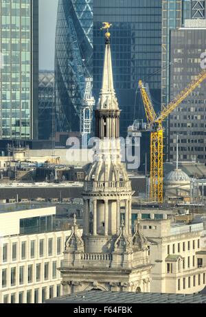 St Mary Le Bow Kirchturm.   Kirche im Bankenviertel, alt und neu in London Stockfoto