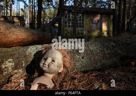 Eine verwaiste Puppe in den verlassenen Urlaub Camp Izumrodnoe, Nähe die Kühlbecken das Kernkraftwerk Tschernobyl. Sperrzone, Ukraine Stockfoto