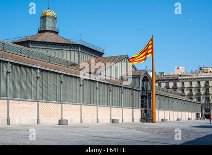 Die Hauptfassade von El Born Markt oder Mercat del Born, unter dem Vorsitz von der Flagge von Katalonien. Das Hotel liegt in Barcelona, Spanien. Stockfoto