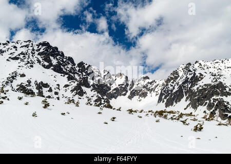 Inspirierende schöne Berglandschaft in Wintertag, Tal im Tatra-Gebirge. Bergrücken über sonnige Himmel, Polen. Stockfoto