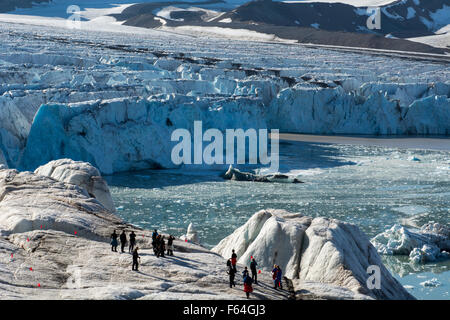 Norwegen, Barentssee, Spitzbergen, Spitzbergen. Touristen auf der Oberseite der 14. Juli-Gletscher (79 ° 07' 33' N - 11 ° 48' 05' E) Stockfoto
