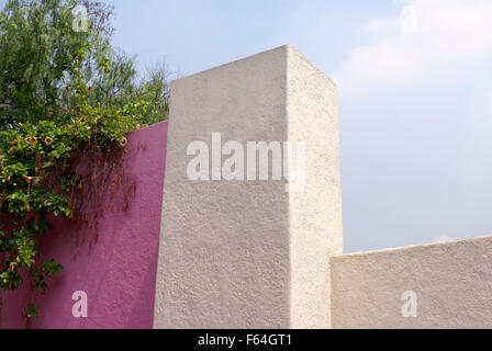 Farbenfrohe Außenwände des Museo Casa Luis Barragán Hausmuseums in Mexiko-Stadt Stockfoto