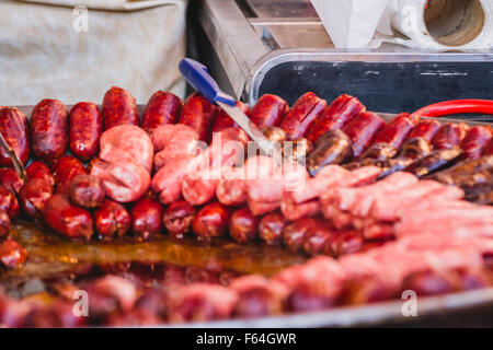 viele Würstchen und Chorizos in einem mittelalterlichen Jahrmarkt Stockfoto