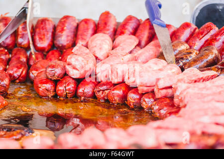 viele Würstchen und Chorizos in einem mittelalterlichen Jahrmarkt Stockfoto