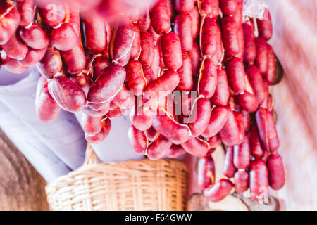 viele Würstchen und Chorizos in einem mittelalterlichen Jahrmarkt Stockfoto