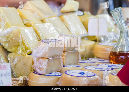 Stapel von Käse in eine mittelalterliche Messe, handwerklichen Käse Stockfoto