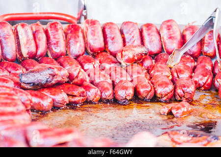 viele Würstchen und Chorizos in einem mittelalterlichen Jahrmarkt Stockfoto