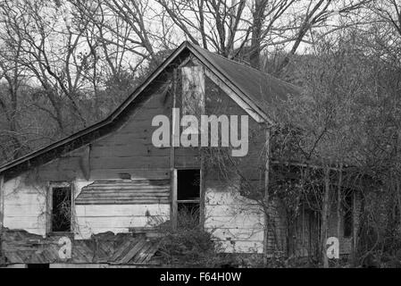 Ausgediente Scheune in der Nähe von Leipers Gabel Tennessee in schwarz und während Stockfoto