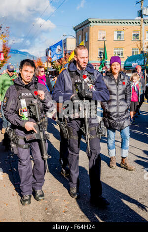 Vancouver, British Columbia, Kanada, 11. November 2015, schwer bewaffnete Polizei besuchen Remembrance Day, Parade, Commercial Drive.  Bildnachweis: Michael WheatleyAlamy Live-Nachrichten. Stockfoto