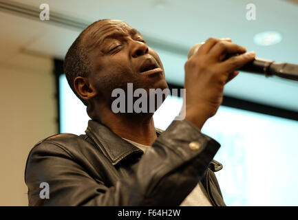 London, UK. 11. November 2015. Ruandischer Singer-Songwriterin, die Jean-Paul Samputu bei einer Vorführung von steigt aus der Asche, einen Film über das ruandische Cycling Team in London 11.11.2015 Credit führt: Theodore Liasi/Alamy Live-Nachrichten Stockfoto