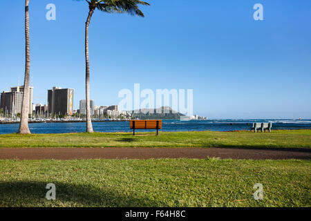 Honolulu, Hawaii. 6. November 2015. Berg Diamond Head und Waikiki Hotels von Magic Island in Ala Moana Beach Park gesehen. Stockfoto