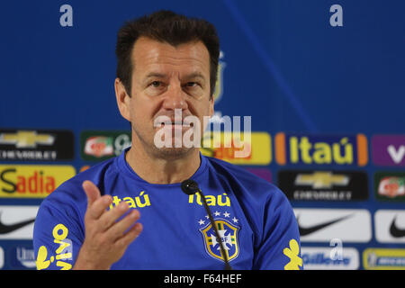 Sao Paulo, Brasilien. 11. November 2015. Brasiliens Fußball-Trainer Dunga beteiligt sich an einer Pressekonferenz an die Korinther Arena in Sao Paulo, Brasilien, 11. November 2015. Brasilien wird steht Argentinien Nov. 12 und Peru 17 November im Qualifikationsspiel für die FIFA Fussball-Weltmeisterschaft Russland 2018. © Rahel Patras/Xinhua/Alamy Live-Nachrichten Stockfoto