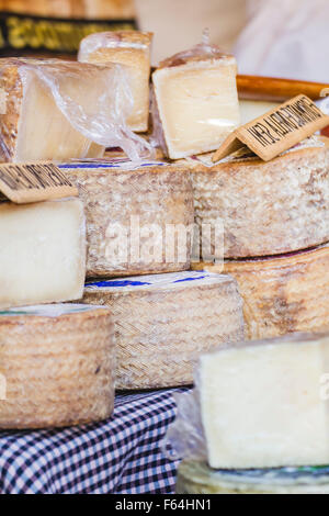 Stapel von Käse in eine mittelalterliche Messe, handwerklichen Käse Stockfoto